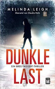 Cover_Dunkle Last_Thumb300_zeigt Person, die im Dunkeln vor ein Auto läuft