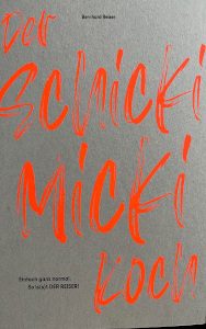 Cover_Der Schickimickikoch_Thumb300_schlichter grauer Karton mit prägnantem Buchtitel in Neonorange