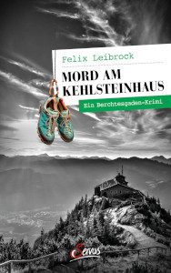Cover_Mord am Kehlsteinhaus_Thumb300_zeigt Berghütte mit Gebirgswelt im Hintergrund sowie ein Paar Wanderschuhe im Vordergrund