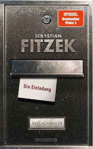 Cover_Die Einladung_Thumb300_zeigt Briefkasten, in dessen Schlitz 