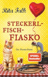 Cover_Steckerlfischfiasko_Thumb300_zeigt Katze, die verzückt auf einen Teller mit zwei Steckerlfischen blickt