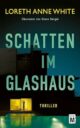 Cover_Schatten im Glashaus_Medium_zeigt modernes Haus im Dunkeln, das Erdgeschoss ist hell erleuchtet, und es ist der Schatten einer Frau zu sehen