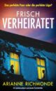 Cover_frisch verheiratet_Medium_zeigt Haus mit zwei hellerleuchteten Fenstern, zwei Personen sind zu sehen