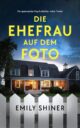 Cover_Die Ehefrau auf dem Foto_Medium_zeigt hellerleuchtetes Einfamilienhaus